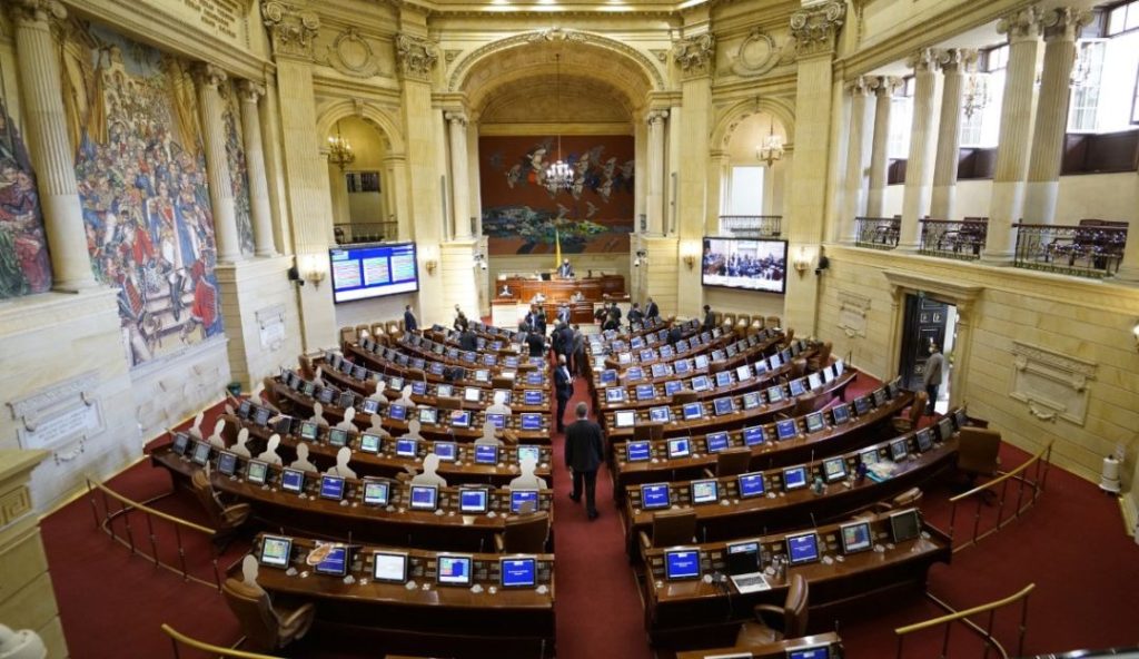 Exigen bachiller para cualquier trabajo, pero no para ser senador en Colombia image (2)